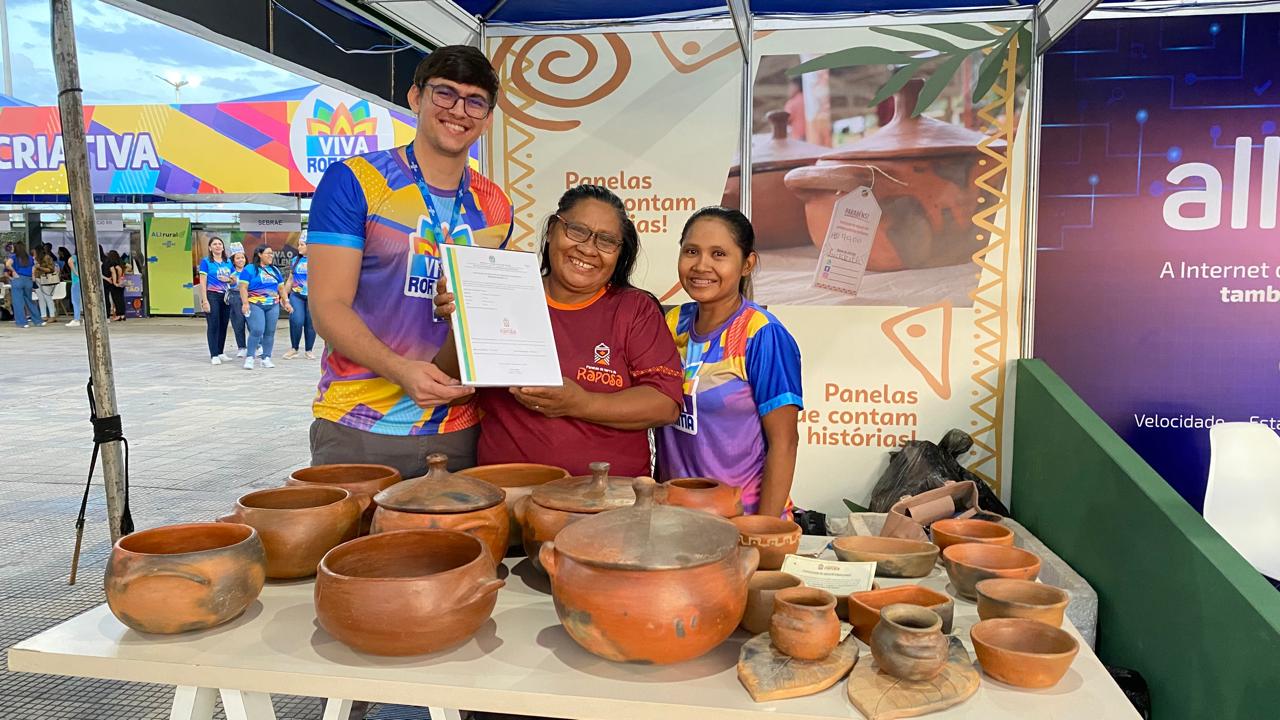Artesãs das panelas de barro com o colaborador do Sebrae exibem Selo de Indicação Geográfica